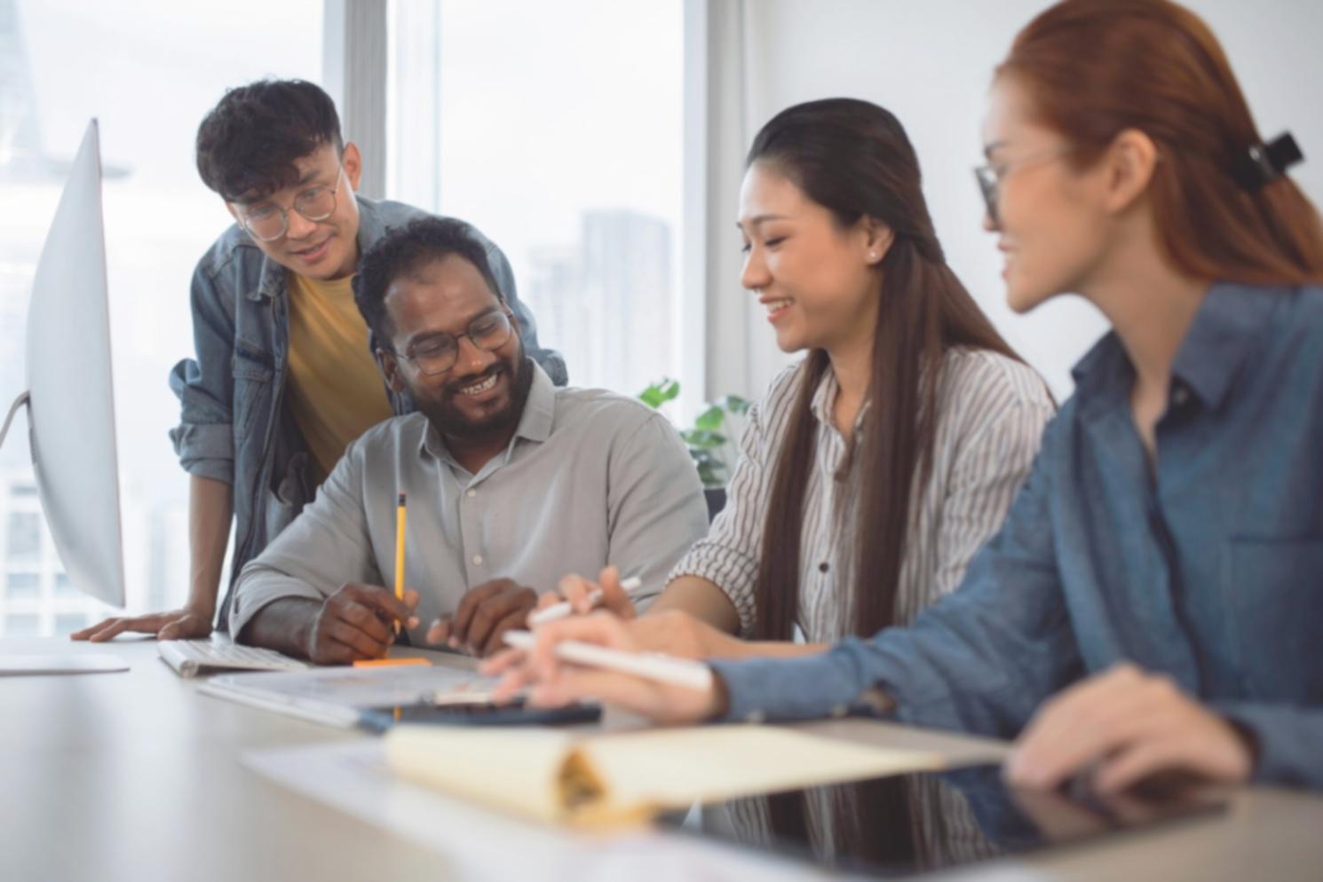 Arbeitsumgebung mit Finanzunterlagen und Analyse-Tools